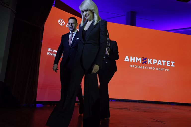 «Τρικυμία» στους Δημοκράτες: Πρώτα παραιτήθηκε η Τζάκρη και μετά την παραίτησε ο Κασσελάκης