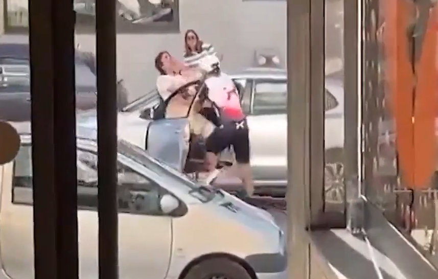 Καρέ καρέ ο άγριος ξυλοδαρμός γυναίκας από ποδηλάτη σε δημόσιο δρόμο στην Πορτογαλία