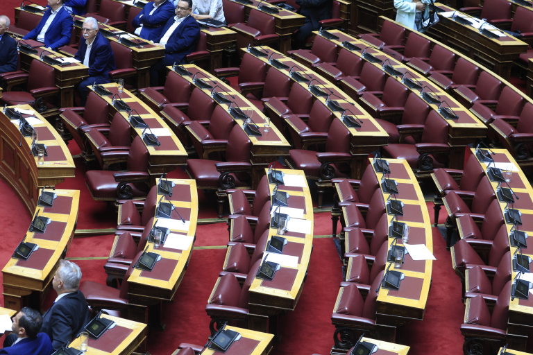 Το παρεμπίπτων ζήτημα και ο ελιγμός της ΝΔ με τους «151» – Έντονη αντίδραση της αντιπολίτευσης που αποχώρησε