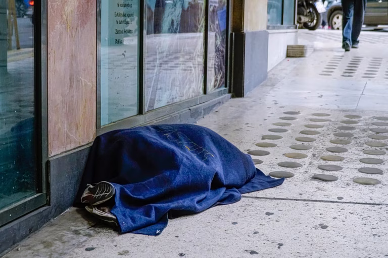 Αυξήθηκαν οι άστεγοι στην Αθήνα- Το προφίλ των ανθρώπων που μένουν στον δρόμο- Περισσότεροι οι Ελληνες