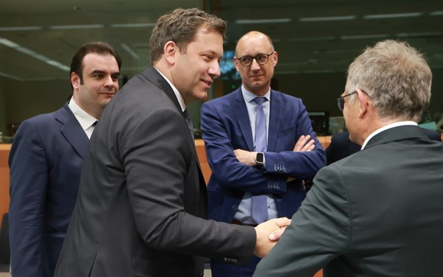 Σε ασφυκτική πίεση η οικονομία από την παράταση της κρίσης - Τι βλέπει το Eurogroup