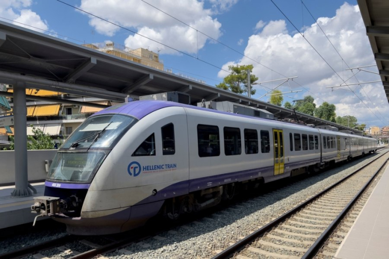 Αμαξοστοιχία του Προαστιακού ακινητοποιήθηκε λόγω εμποδίου στη σιδηροδρομική γραμμή