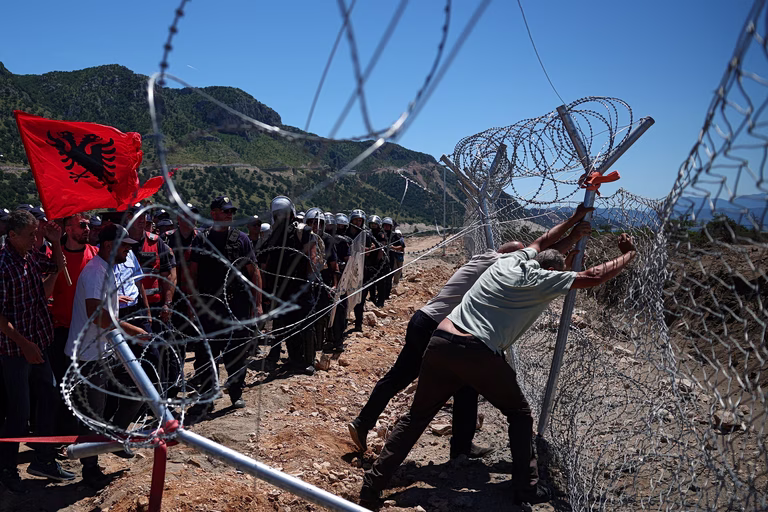 Αλβανία: Διαδηλωτές γκρεμίζουν φράχτες εργοταξίων – Οργή για το τουριστικό σχέδιο του γαμπρού του Τραμπ