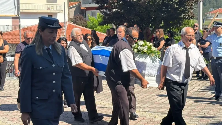 Γυναικοκτονία στη Δράμα: Βουβός πόνος στην κηδεία της 45χρονης Αντιγόνης