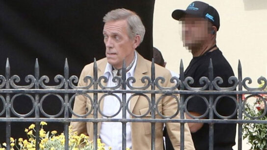 Hugh Laurie: Στο κέντρο της Αθήνας ο 66χρονος Βρετανός ηθοποιός για τα γυρίσματα της νέας σειράς, «Dig»