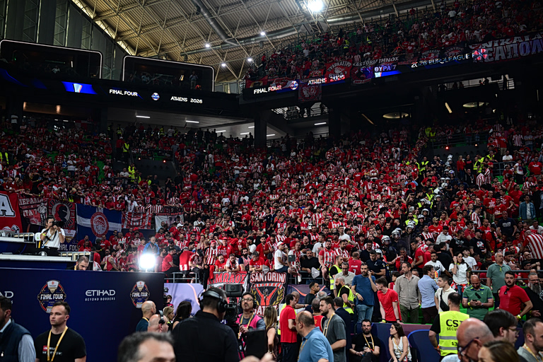 Κόκκινο «ηφαίστειο» το Τ Center – Φανταστική ατμόσφαιρα από τον κόσμο του Ολυμπιακού (pics)
