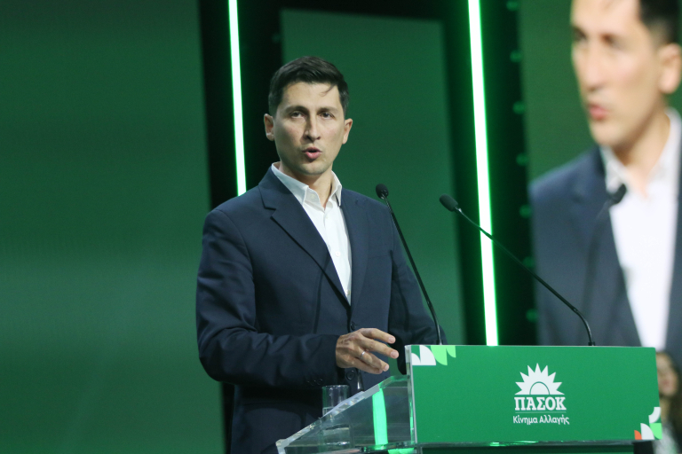 ΠΑΣΟΚ: Με φράσεις του Καραμανλή το σχόλιο για τον ανασχηματισμό