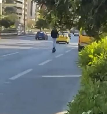 Συνελήφθη 23χρονος που έτρεχε με 72 χλμ. με πατίνι στη Συγγρού – Δείτε βίντεο