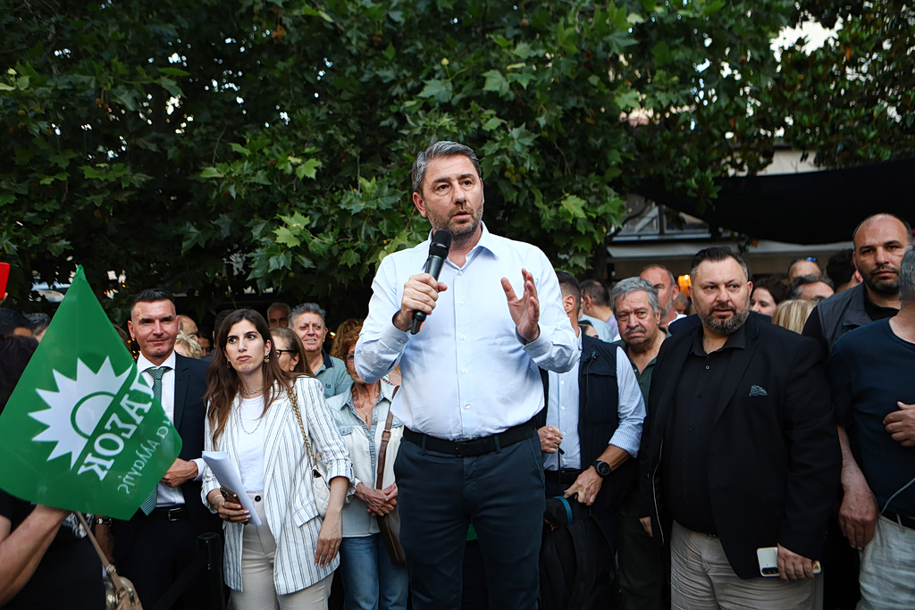 ΠΑΣΟΚ: Επιχείρηση ανύψωσης του ηθικού