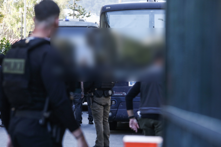 Κάτω Τιθορέα: Προφυλακίστηκαν οι έξι από τους οκτώ συλληφθέντες για τη ληστεία – Ένταση στην Ευελπίδων