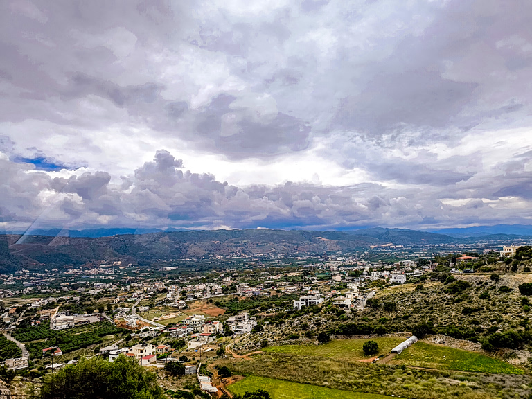 Ανεβαίνει η θερμοκρασία, συννεφιά και βροχές στα ορεινά